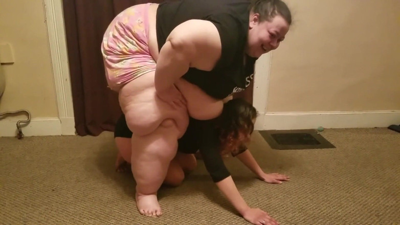Full Weight Productions: Queen Nora &amp; Rainbow heben auf, sitzen und lounge