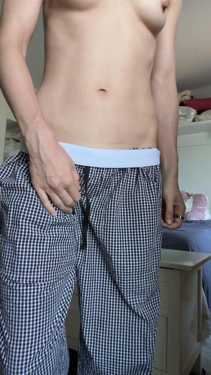 Ms_Emmy_Lynn: Oben ohne in deiner pj-hose, die meine muschi vorführt