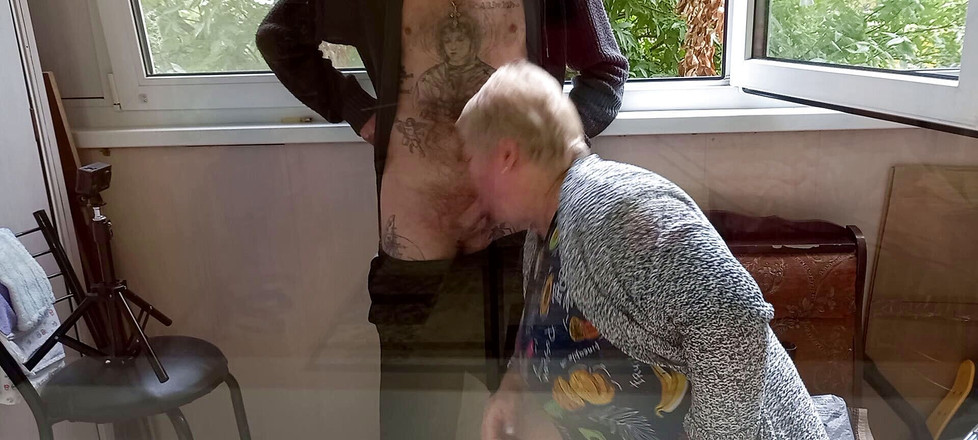 Zona901: Une fille me branle la bite sur le balcon