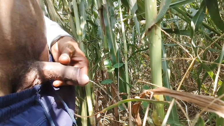 BlondeTroubleshootor: Ragazzo del villaggio che sega un grosso cazzo all'aperto