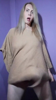 Dotýká se mě pod pončem