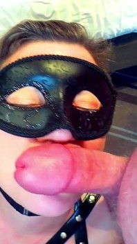 Milf mit dicken titten lutscht chefs schwanz und nimmt eine gesichtsbesamung