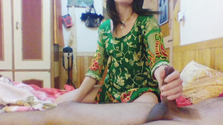 Bolly Karma: 你的面前我的鸡巴越来越硬