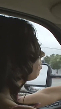 Partage de jouet à trois - une bombasse aux cheveux noirs et deux blondes se lèchent et baisent sur le lit