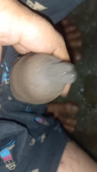 Sıkı sünneskin phimosis yarak yakın çekim işiyor ve mastürbasyon yapıyor