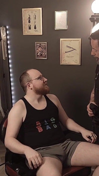 Schmutziger friseur gibt bär mehr als nur einen haarschnitt!