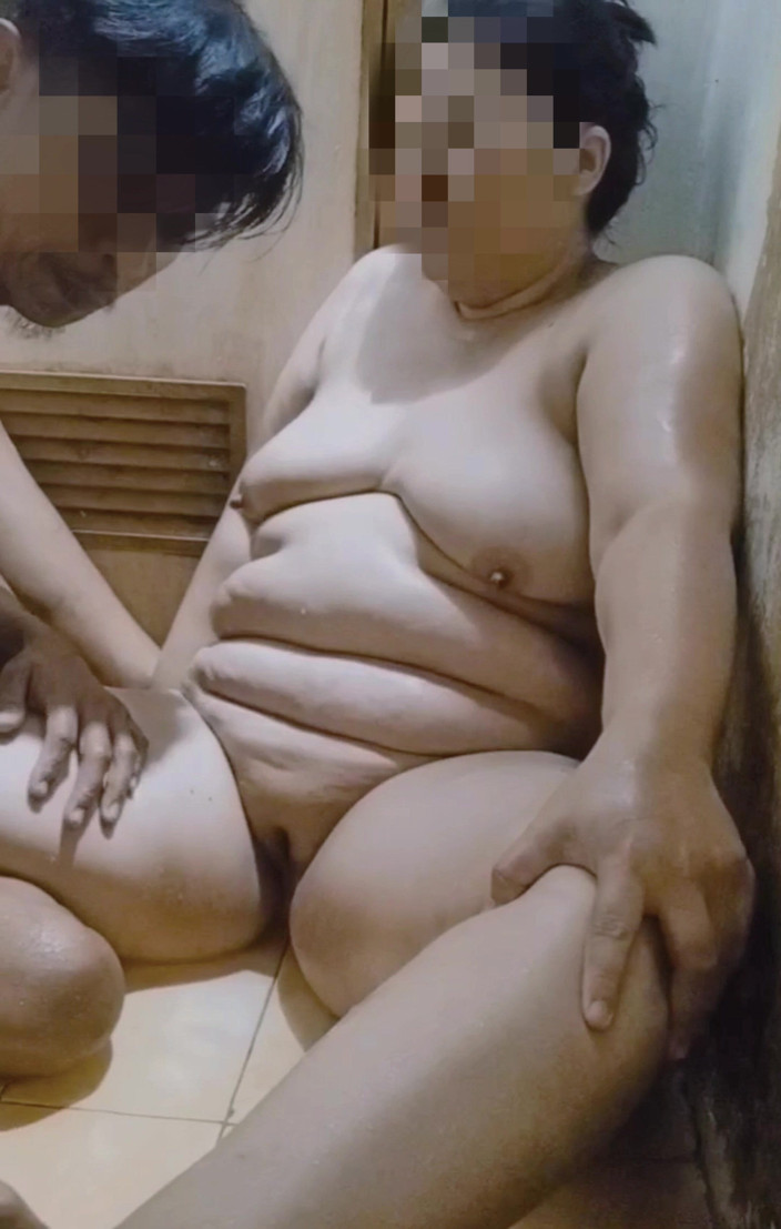 Maye chubby wife: Convidadas a Tomar Banho Juntas Enquanto Se Masturbavam Com a...