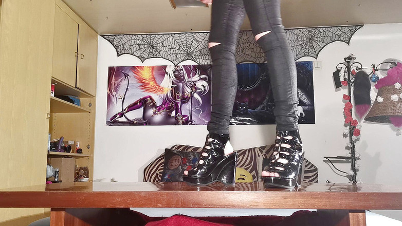 Beth Kinky: 穿着我的平台凉鞋走 - Beth Kinky