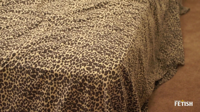 Kings Of Fetish: Těhotná teenagerka si užívá lesbický sex s ebenovou holkou