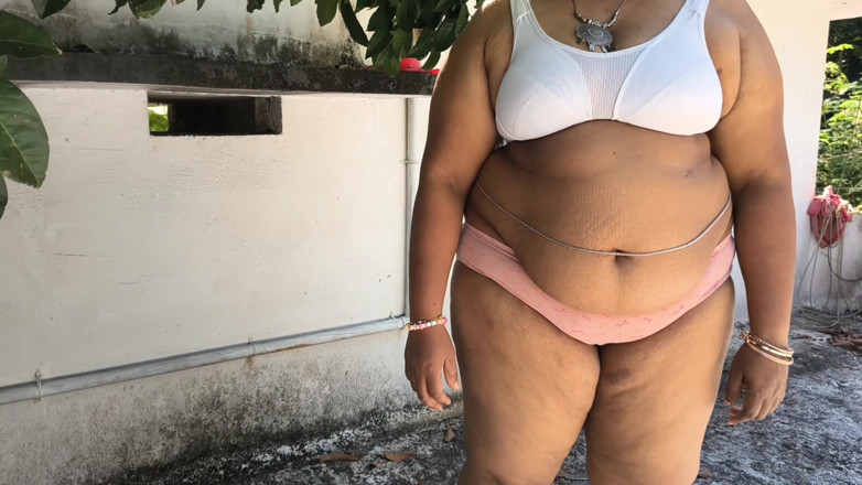Anne Ipe: Indiana menina de saia, ficando completamente nua ao ar livre