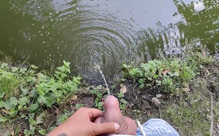 Idmir Sugary: Meando largamente al agua hace que el agua burbujee