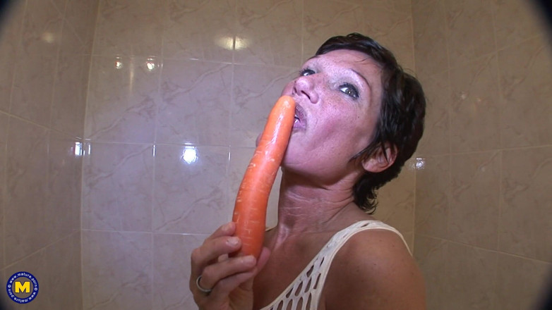 Mature NL: Cewek sange ini lagi asik muasin memeknya pakai mainan seks