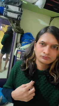 Zoya Shezadi di ruang tamu menikmati bersendirian merasa lebih gembira