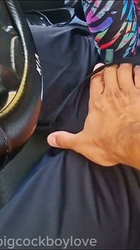 Un Inconnu Sur L’autoroute a Sucé La Grosse Bite D’une Tapette Jusqu’à Ce Qu’il Éjacule !