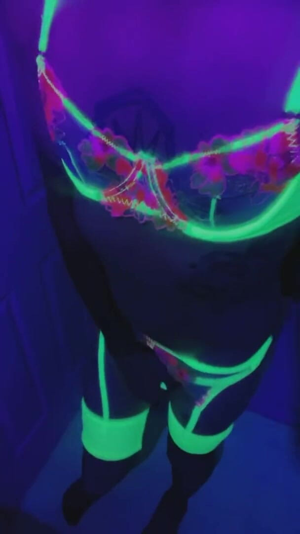 CarmenMelatonin: Sexy cosplay raver babe vuole fare festa