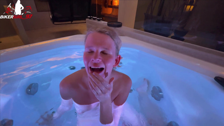 Bikergirl_97: Riskanter Geiler Blowjob Im Spa! Facial Voll dalam Meine Fresse