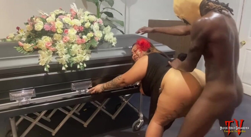 Blvck Rose TV: Dick-o-ween: Belaquis viene scopata nella casa funebri infestata da un...