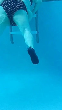Schau Zu, Wie BBW-krankenschwester Vicki Mit Unterwasserkamera Im Pool Trainiert, Sehen Sie Mein