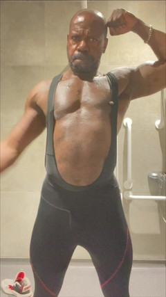 Black mature kinky muscle: Post cvičení sexy ohebné scény