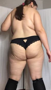 Eu balanço minha bunda e peitos