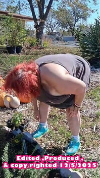 Pielęgniarka Vicki poci się w ogrodzie