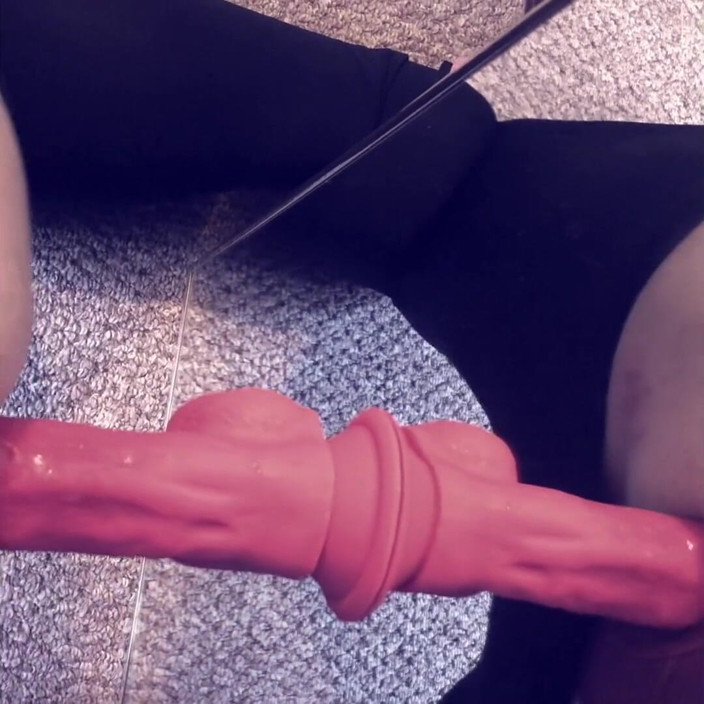Plugged Data Pup: Maricas cavalgando vibrador duro e alto no espelho