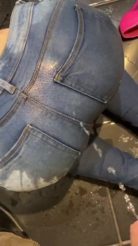 Đi tiểu tuyệt vọng trong chiếc quần jean của tôi, anh ấy đi tiểu vào tôi