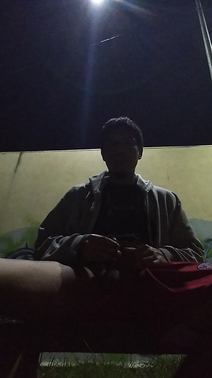 AlexAlejandro13: Geen warme shirtman in Park met alleen trui op gevoel...