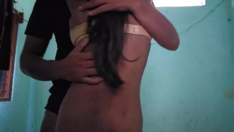 SafeRosebush8: 操和抚摸我的女朋友的胸部