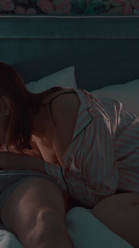 継母は休暇で一人で横になることができず、ハードセックスのために継息子の共有ベッドに来ます