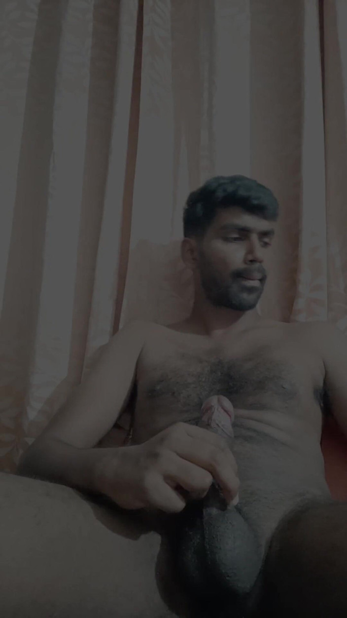 HornyHunk: Berbulu miang jadi berbogel dan saya mula melancap dan memancut...