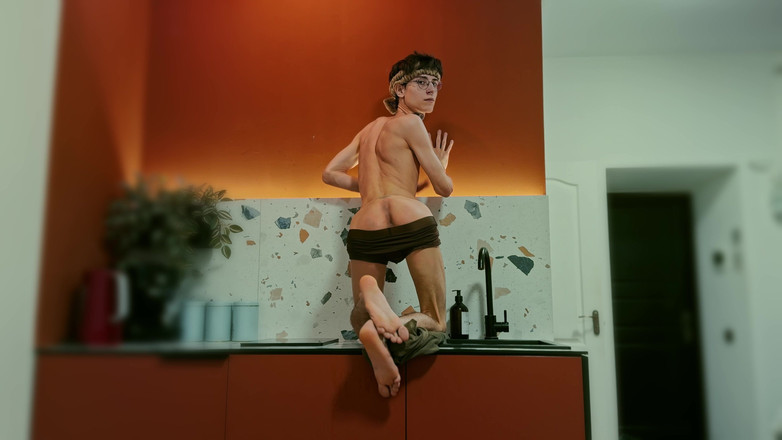 HotDogs studio: Twink розважається на кухні-студії