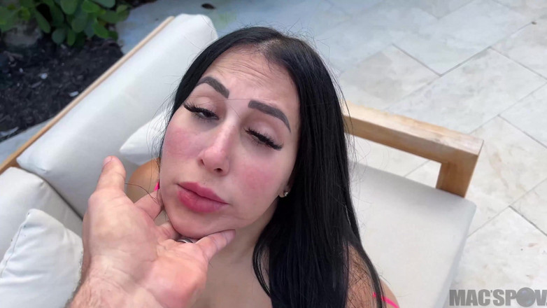 J-Mac: Jmac에게 풀사이드에서 따먹히는 두꺼운 라틴계 여자 Valerie Kay