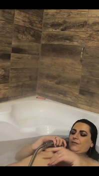 Permainan MILF nakal dengan orgasme mega dalam tab mandi di rumah semasa merokok 156 -