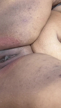 Diese Schlampige Verheiratete Frau Lutschte 3 Schwänze Und Ließ Sich in Einer Orgie Den Arsch Lutschen