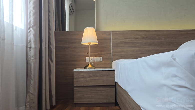SissyKanisa: Сисси Kanisa ждет своего клиента в гостиничном номере Ep1: примерка черных колготок