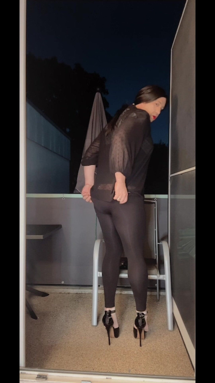 SissyDaniella: Сіссі дражнить і катається на ділдо на балконі