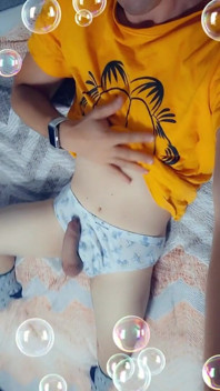 Zlobivá vysokoškolačka dělá video s výstřikem pro svého tátu