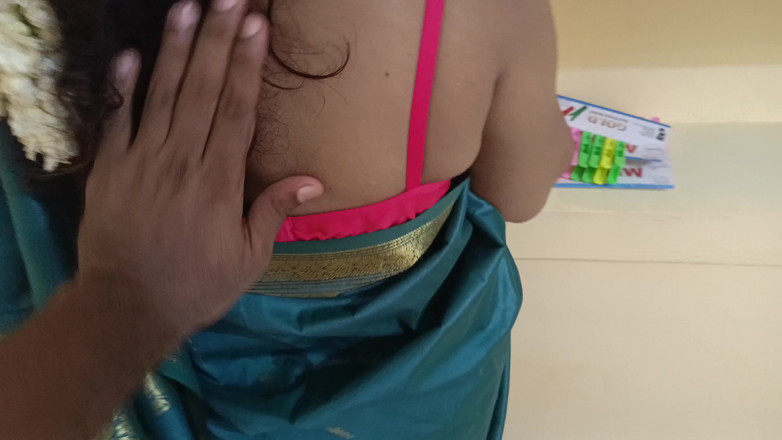 Pushpa studio: गृहिणी सौतेली बहन और उसके पति के साथ घर पर काम करती है