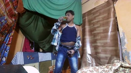 Un garçon porno qui boit de la pisse et finit par pisser dans la bouche, branlette, maturbation, plaisir de maturbation, plaisir porno avec un garçon