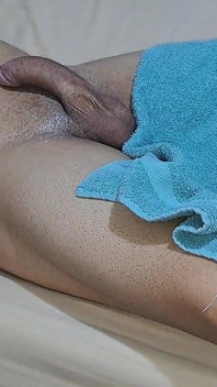Niegrzeczna masażystka wie, jak zadowolić klienta masażem