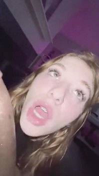 Minionă Ginger de 18 ani, bile, reproducere profundă cu mare și neagră