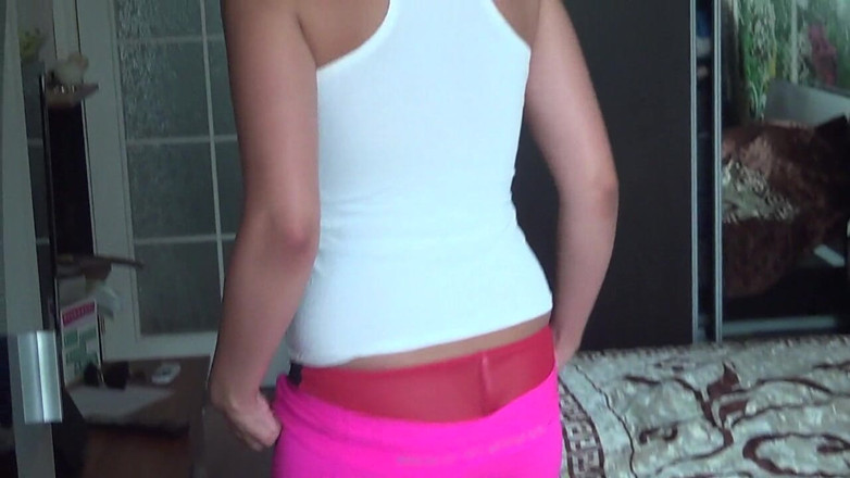Sexy Milf: Кейт сексуально гуляє в штанях для йоги на високих підборах і короткому білому топі
