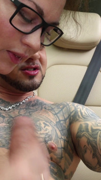 Schlampen-Ehefrau lutscht im Auto den riesigen Schwanz eines Fremden und sagt Hallo zu ihrem cuckold-Ehemann!