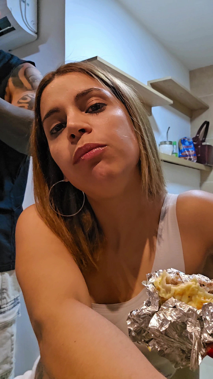 Young big apple: Couple Amateur Mangeant Et Boit Pendant Le Live Streaming