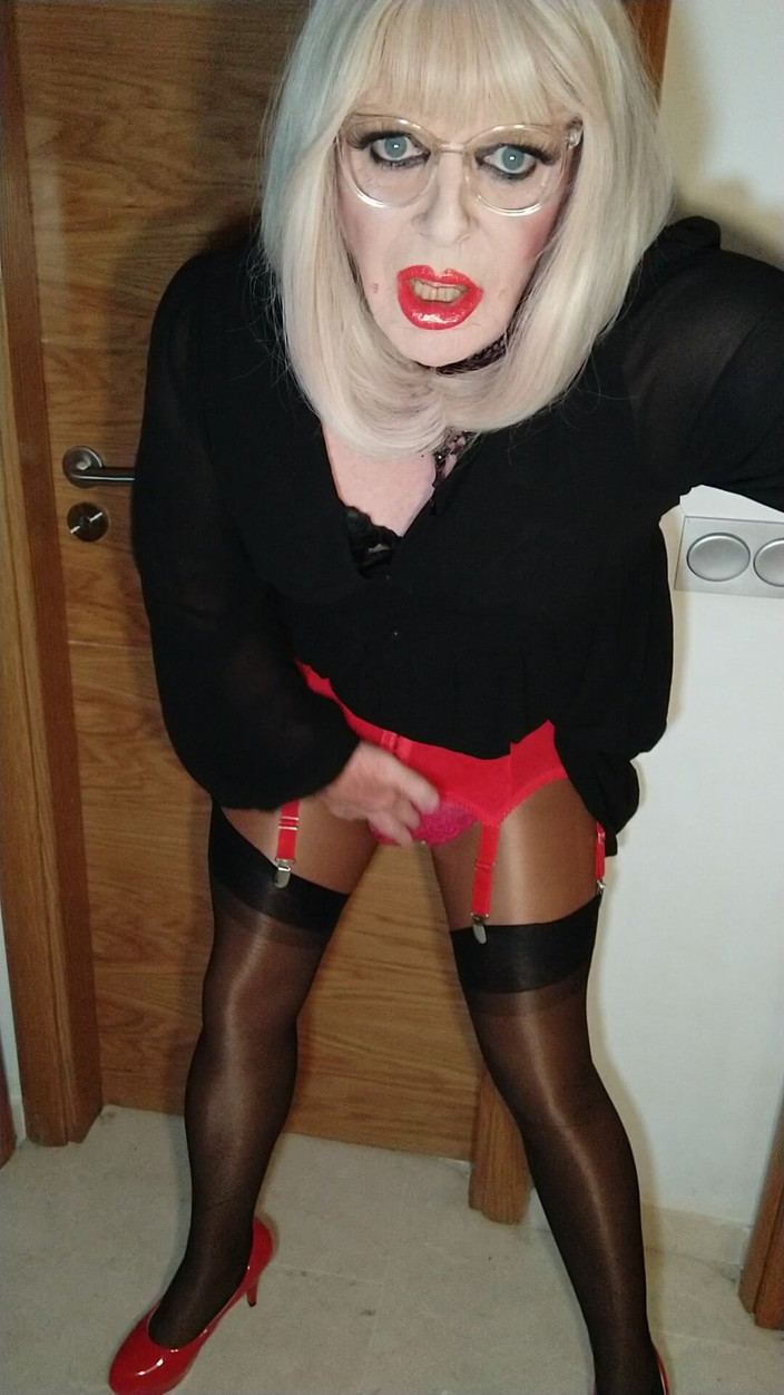 Emma Browne: Kinky travestito in lingerie