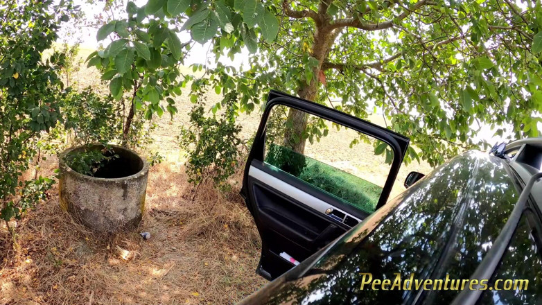 Pee Adventures: Chcaní přes její džíny při telefonování