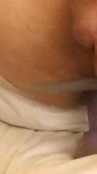 Heiße amateur-bi-pelzige Otter in jockstrap reitet großen dildo und streichelt großen schwanz