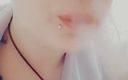 EstrellaSteam: Flicka med piercingar röker en cigarett