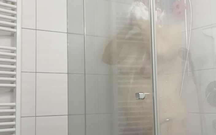 SimplySophie: German BBW Showering and Showing Full Body and Face